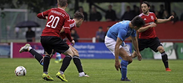 Eins, zwei drei, wer hat den Ball? Die...htet von   Kapitn Michael Respondek.   | Foto: Andreas Klein