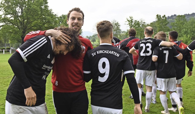 Nach getaner Arbeit drfen die Spieler...ksliga ist ihnen nicht mehr zu nehmen.  | Foto: Patrick Seeger