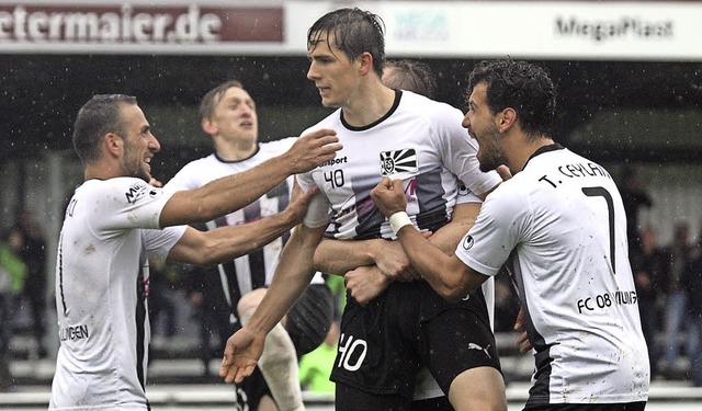 Die Villinger feiern das 2:1-Siegtor von Damian Kaminski.   | Foto: Dieter Reinhardt