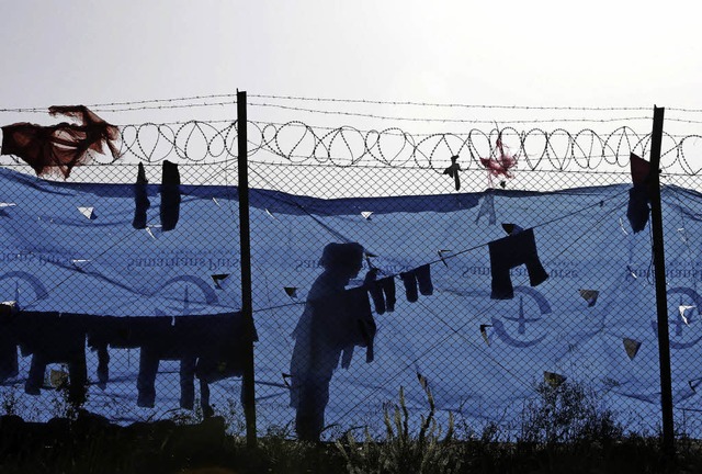 Leben hinter Stacheldraht: ein griechisches Flchtlingscamp  | Foto: DPA