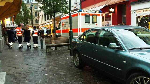 Mehrere Polizeifahrzeuge und der Rettu...stmontag in die Innenstadt ausrcken.   | Foto: Maja Tolsdorf