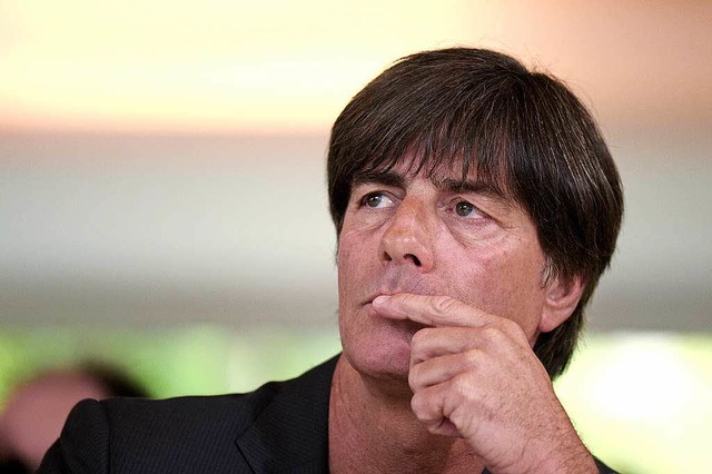 Bundestrainer Joachim Lw hat 27 Spiel... die Fuball-EM in Frankreich berufen.  | Foto: dpa