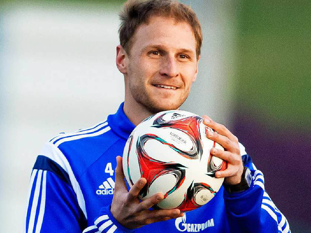 Defensive: Benedikt Hwedes vom FC Schalke 04