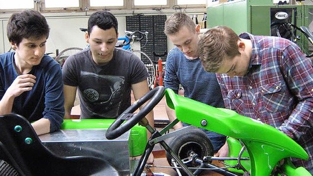 In einer Arbeitsgruppe schraubten Sch...bauten es  zu einem Elektromobil um.    | Foto: Privat