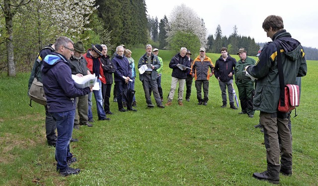 Am Waldrand in Schnenbach hrte der G... sich  Ziele der Forsteinrichtung an.   | Foto: Alexandra Wehrle