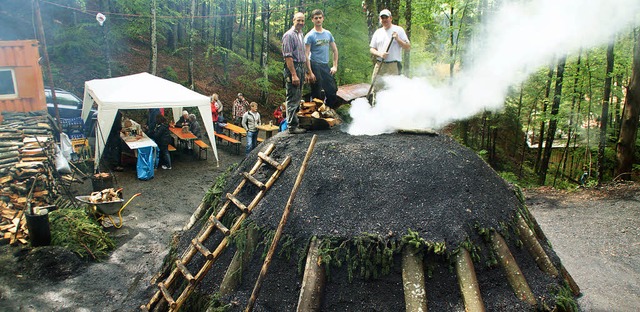 Die neue Generation der Wiedener Khler auf dem Kohlenmeiler 2016.   | Foto: Verena Wehrle