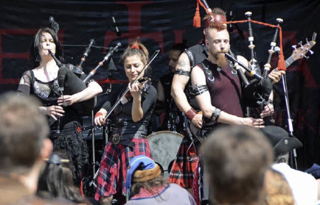 Live-Bands sorgen fr den guten mittelalterlichen Ton.  | Foto: Lauber