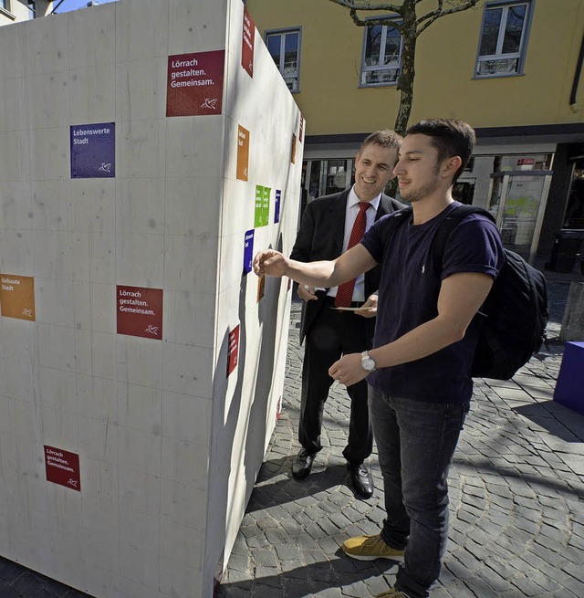 Eine Aktion auf dem Senser Platz macht...ase des Leitbildprozesses aufmerksam.   | Foto: Barbara Ruda