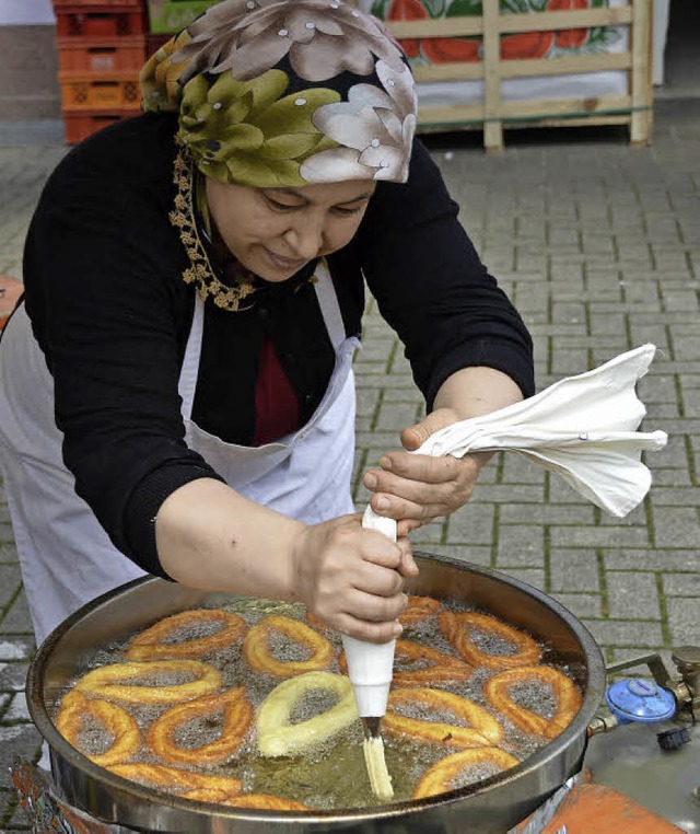 Die Halka Tatli schwimmen im heien Fett.  | Foto: Horatio Gollin