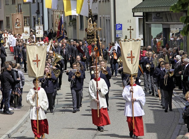 Prozession durch die Straen von Elzach.  | Foto: Joel Perin