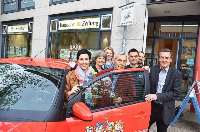 Die Gewinner der BZ-Verlosung  mit BZ-Regionalverlagsleiter Klaus Felber.   | Foto: Maja Tolsdorf