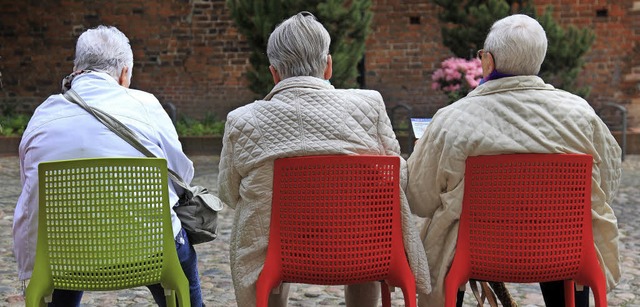 Senioren legen beim Besuch einer Gartenschau in Sachsen-Anhalt eine Pause ein.    | Foto: DPA