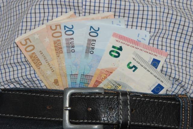 Männer verstecken Falschgeld in ihrer Unterhose – und werden erwischt