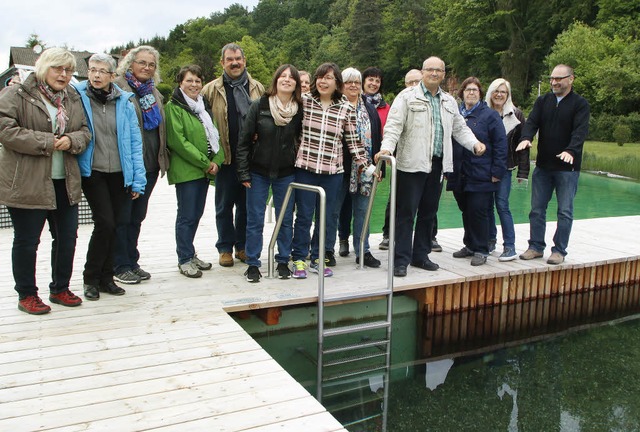 Mitglieder des Badvereins freuen sich ...er die gelungene Sanierung der Stege.   | Foto: Heidi Fssel