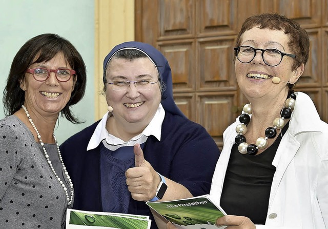 Marianne Mack (von links), Ehefrau von...eihe. In der Mitte: Schwester Teresa.   | Foto: Claudia Thoma/Europa-Park