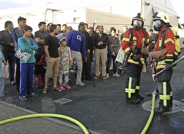 Aufmerksam verfolgten die Flchtlinge die Demonstration der Haltinger Wehr.   | Foto: Frey