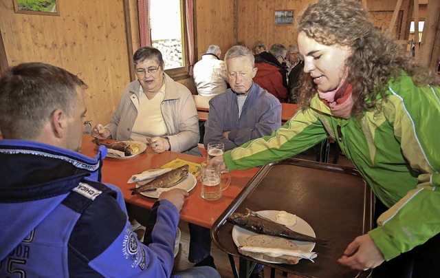 Die gerucherten Forellen waren beim Angelfest in Kippenheim sehr gefragt.   | Foto: Sandra Decoux-Kone