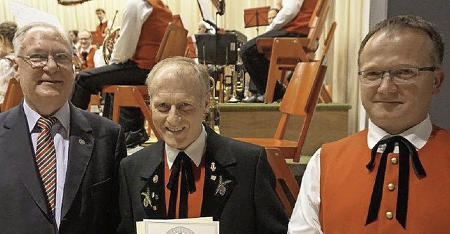 Fr 50 Jahre aktives Musizieren wurde ...rber freute sich auch Roman Gutmann.   | Foto: Anne freyer