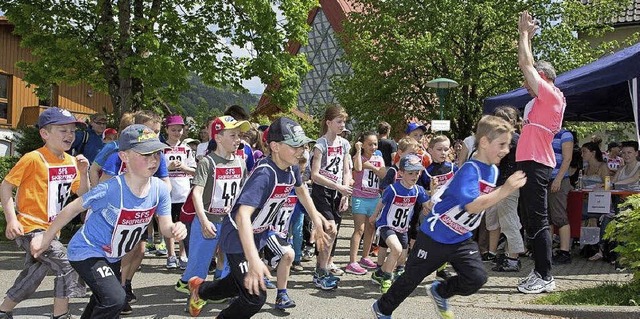 Mit Startnummer und angefeuert von Zus...h rennen: Den Kindern machte es Spa.   | Foto: ZVG