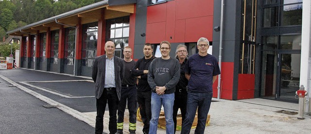 Beim Wiederaufbau der Kanderner Feuerw...nter Lenke (von links) Hand in Hand.   | Foto: Herbert Frey