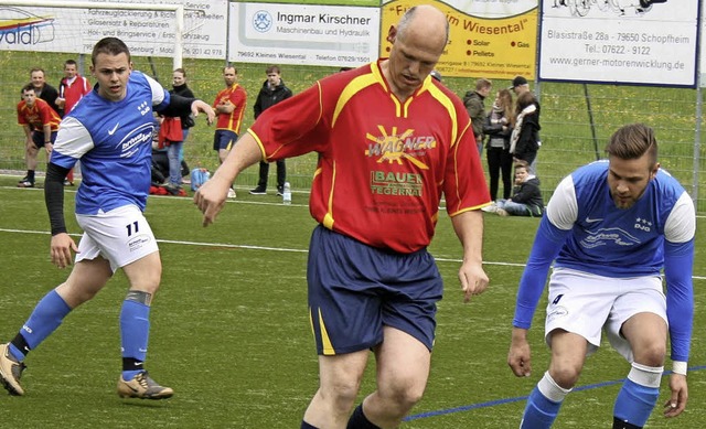 ltere und jngere Akteure legten sich...pelturnier des TuS Kleines Wiesental.   | Foto: Ralph Lacher