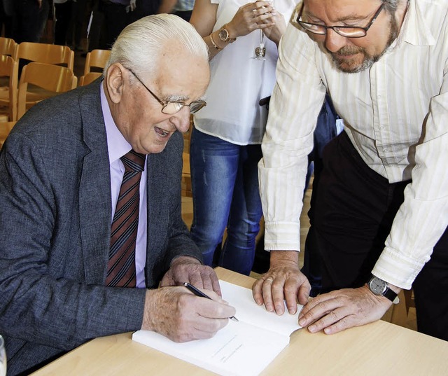 Leo Burger signierte sein Buch zahlreichen Kufern.   | Foto: Roland Gutjahr