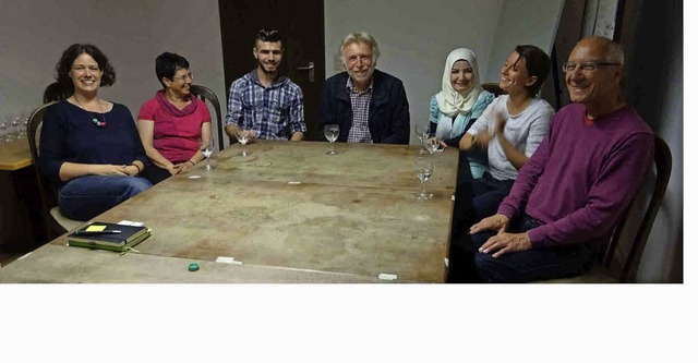 Zu Besuch in der Flchtlingsunterkunft...Betreuer Michael Jaschke (von links).   | Foto: Jutta Beckmann
