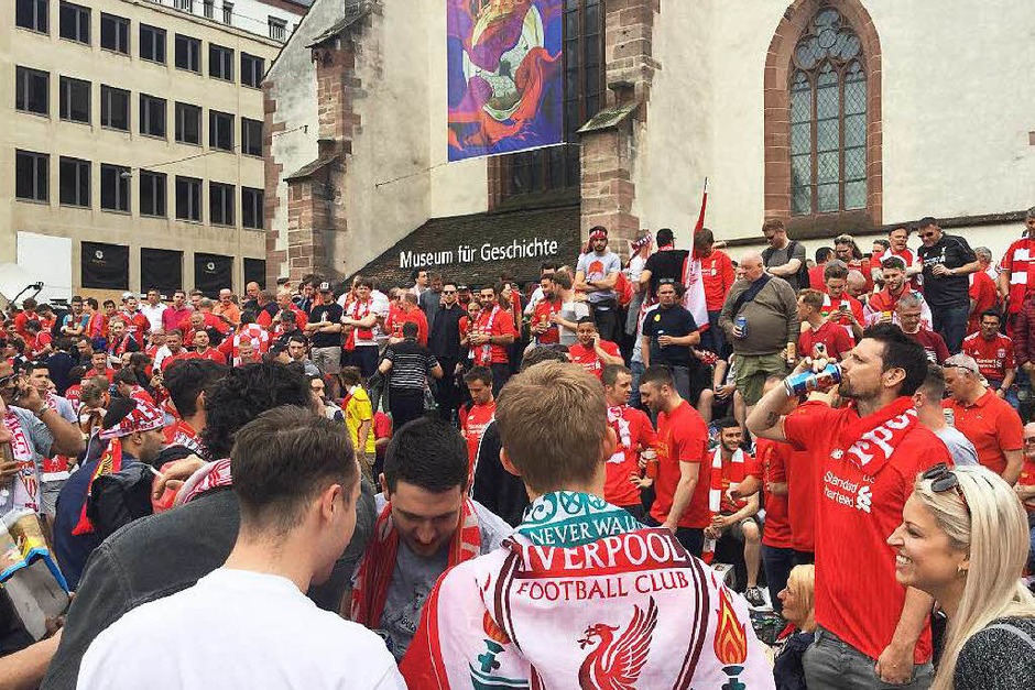 In Basel treffen am Abend des Europa-League-Finales Fans aus Sevilla auf Fans aus Liverpool. Die Stimmung ist ausgelassen, die Fangesänge sind laut. (Foto: Hannes Schuster) In Basel treffen am Abend des Europa-League-Finales Fans aus Sevilla auf Fans aus Liverpool. Die Stimmung ist ausgelassen, die Fangesänge sind laut. (Foto: Hannes Schuster)
