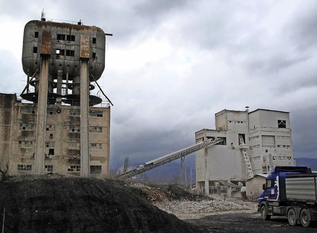 Diese Fabrik im serbischen Presevo tr...n Zukunft. Sie  ist aber stillgelegt.   | Foto: dpa