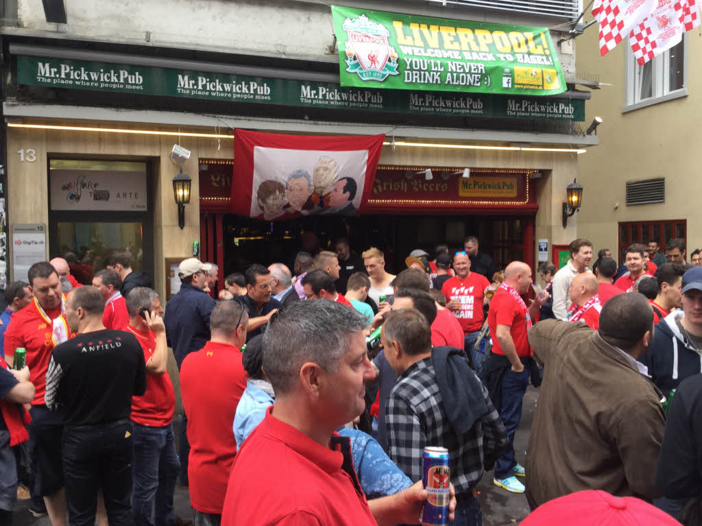 In Basel treffen am Abend des Europa-League-Finales Fans aus Sevilla auf Fans aus Liverpool. Die Stimmung ist ausgelassen, die Fangesnge sind laut.