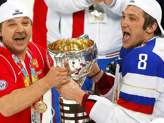 Feierten 2014 gemeinsam den WM-Titel: ...narok (links) und Alexander Owetschkin  | Foto: dpa