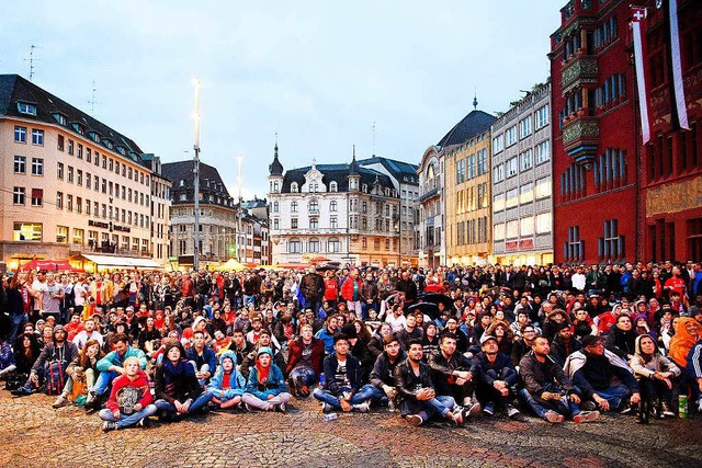 Liverpool-Fans beim Public-Viewing auf dem Basler Marktplatz.  | Foto: dpa