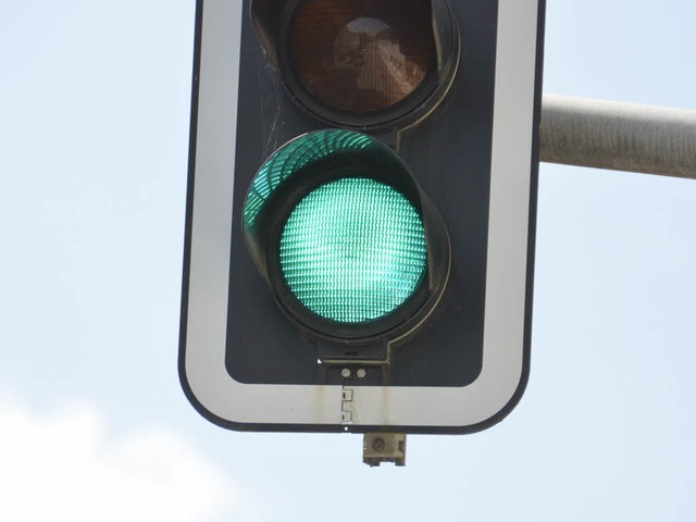 Als die Ampel Grn wurde, fuhr der Autofahrer los und rammte das Auto vor ihm  | Foto: Verena Pichler