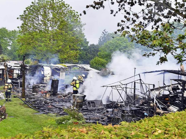Sieben Wohnwagen sind auf dem Vereinsg...e des Sportbunds Sonnland ausgebrannt.  | Foto: Michael Bamberger