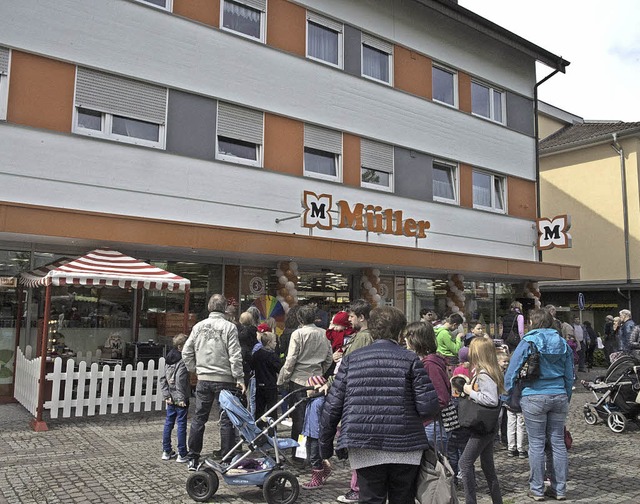 Die neue Filiale des Drogeriemarktes w...am ehemaligen Rewe-Standort erffnet.   | Foto: Volker Mnch