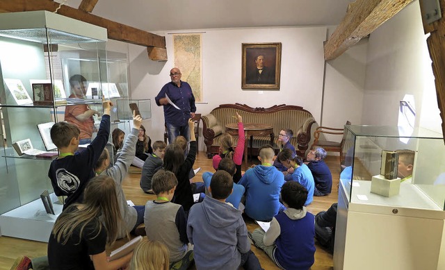 Wieso sieht der Mann auf dem Bild vorn...ssler der Adolph Blankenhorn-Schule.   | Foto: Dorothee Philipp