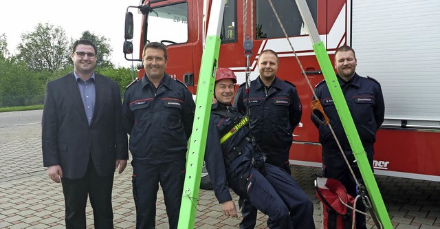 Sascha Meyer bergab die Spende an   d...el, Markus Kossmann und Andreas Lang.   | Foto: Feuerwehr Rheinhausen
