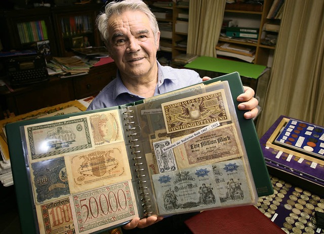 Hermann Gppert mit alten Banknoten. L...em versteckten jdischen Klopfzeichen.  | Foto: Bastian Bernhardt