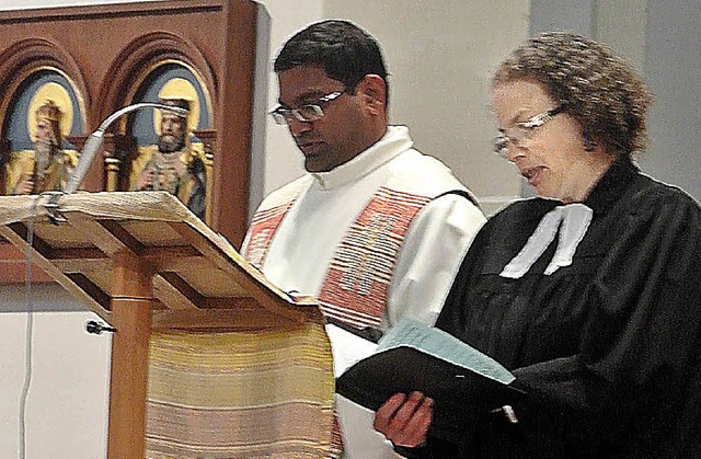 Vikar Gnani Raj Lazar und Pfarrerin Su...t in der katholischen Kirche Todtnau.   | Foto: Karin Maier