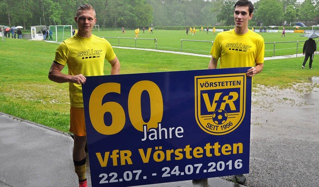 Dennis Furtwngler (links) und Johanne...stolz das   Festplakat in den Hnden.   | Foto: Herbert Geisler