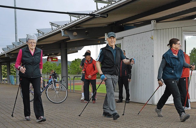 Neben den 3000-Meter-Lufern waren auch die Nordic-Walker am Start.   | Foto: Horatio Gollin