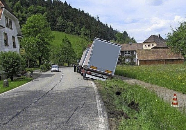 Den Bach hinauf: Ein Laster geriet in Simonswald auf Abwege.   | Foto: Polizei