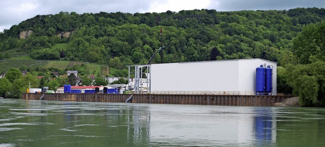 Die Schiffsanlegestelle mit der Halle ...bwasserreinigungsanlage vom Rhein aus   | Foto: Thomas Loisl Mink