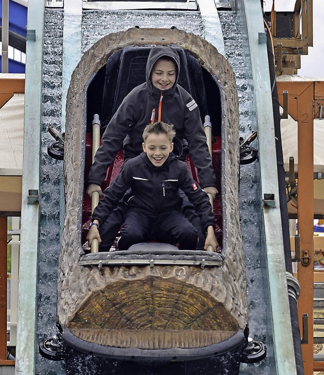 Gleich spritzt das Wasser: Moritz und ...rbahn auf der Freiburger Mess&#8217;.   | Foto: Michael Bamberger