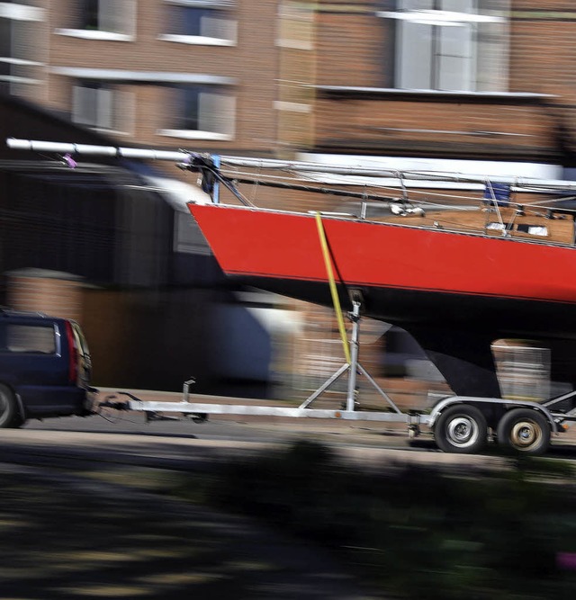 Angehngt: Segelboot   im Straenverkehr   | Foto: dpa