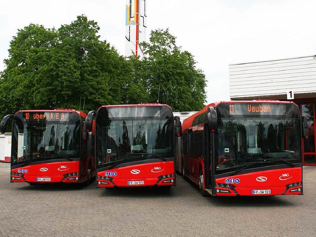 Die Drei von der Haltestelle: Ab Freit...hren die neuen Busse im Linienverkehr.  | Foto: VAG