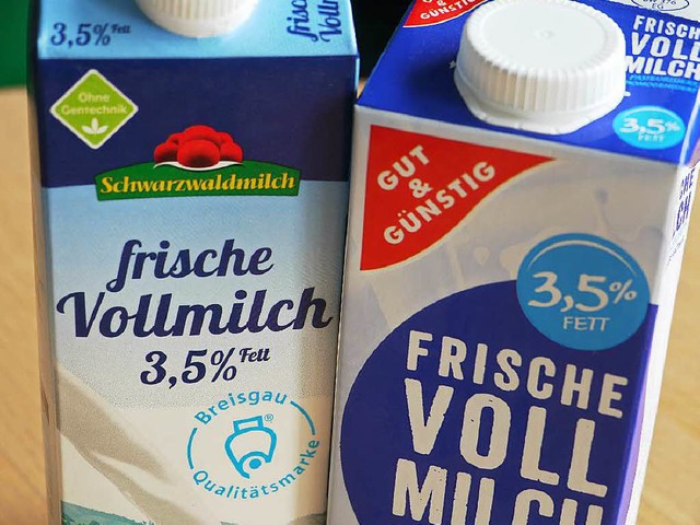 Die gnstige Milch (rechts) soll aus d...onsumenten die teurere (links) kaufen?  | Foto: Gina Kutkat