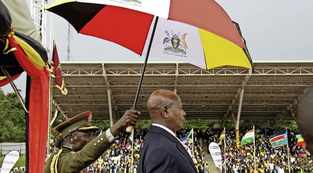 Beschirmt legte Yoweri Museveni am 12. Mai seinen Amtseid ab.   | Foto: afp