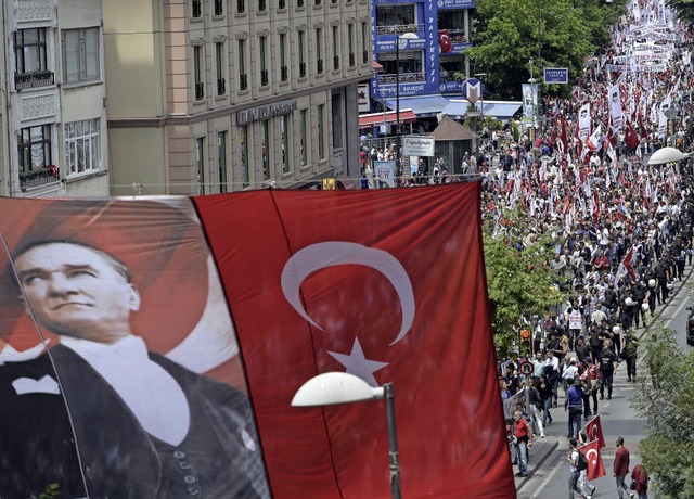Trken gedenken in Istanbul ihres Staatsgrnders Atatrk.   | Foto: DPA