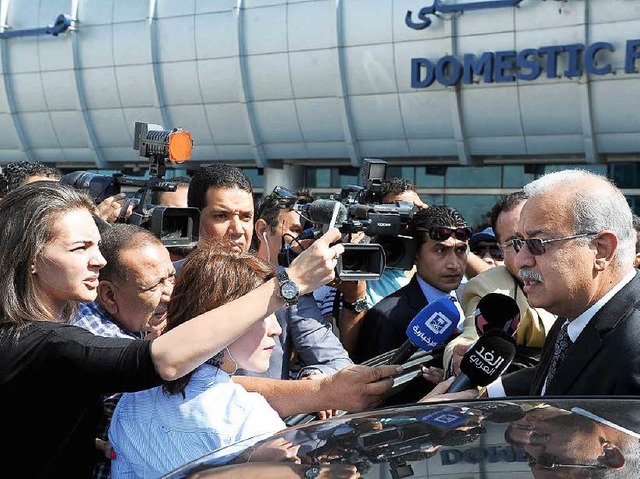 Von Journalisten bestrmt: der gyptis...er Sherif Ismael am Kairoer Flughafen   | Foto: dpa